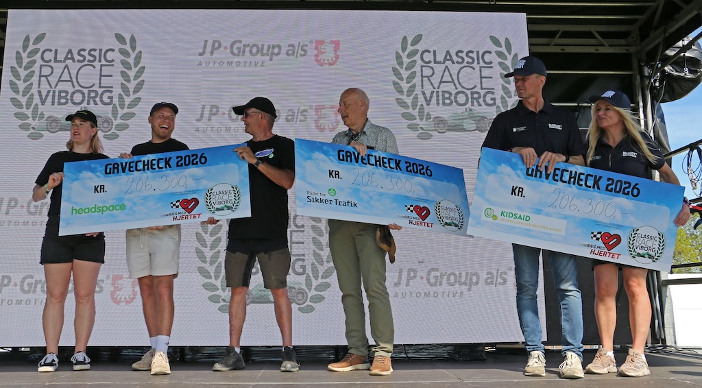 Repræsentanter fra Headspace, Rådet for sikker trafik og Knus kræft modtog hver 206300 kroner på scenen.
(Foto: Classic Race Viborg Fototeam)